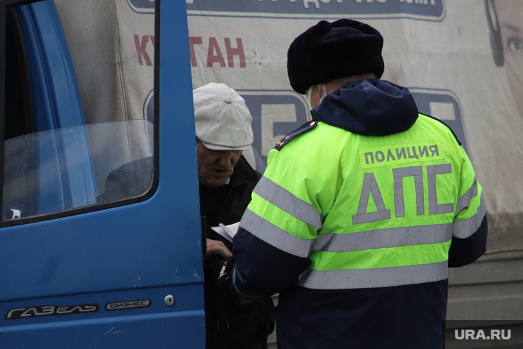 Сотрудники ГИБДД на въезде в город  дают разъяснения по поводу режима. Курган, гибдд, дпс, въезд в город