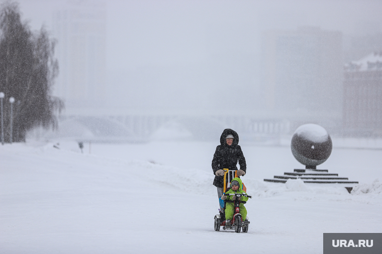 Виды города. Екатеринбург, снег, зима, метель, снегопад