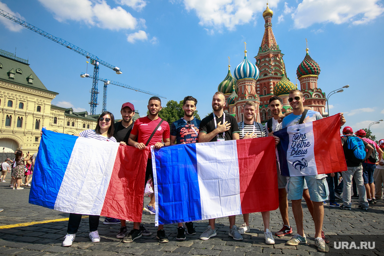 Футбольные болельщики в Москве, собор василия блаженного, флаг франции, красная площадь, французские болельщики, покровский собор
