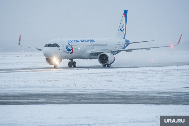 Аэропорт "Кольцово" во время снегопада. Екатеринбург, уральские авиалинии, аэропорт, зима, ural airlines, впп, взлетно-посадочная полоса, взлетное поле, airbus a321 neo, airbus a321neo, авиакомпания уральские авиалинии, авиакомпания ural airlines