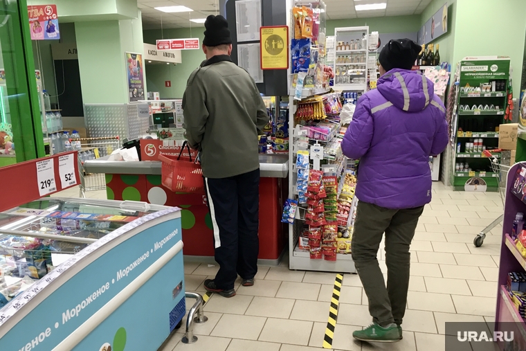 Разметка социальной дистанции. Челябинск, пятерочка, разметка, магазин, социальная дистанция