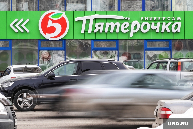 Торговая сеть «Пятёрочка». Курган , парковка, торговая сеть пятерочка, автомобильная парковка, машина, магазин пятерочка, тц пятерочка