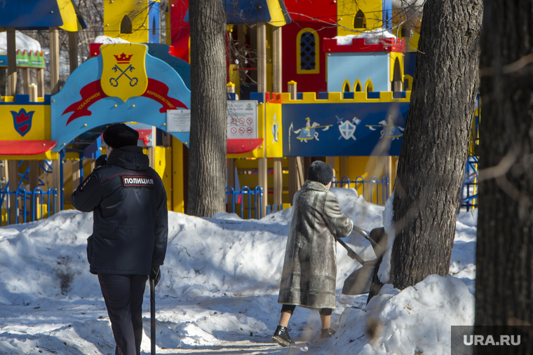 Виды зимнего города. Пермь, детская площадка, патруль полиции, виды города пермь