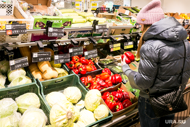 Магазины, продукты, ценники. Тюмень, овощи, покупатель, продукты, ценники, ценник, покупатель в маске, полки магазина