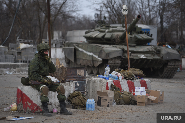 Эвакуация людей из осажденного Мариуполя. Украина, армия, военные, блокпост, украина, мариуполь, беженцы, блок пост, танк, солдат, гуманитарная катастрофа