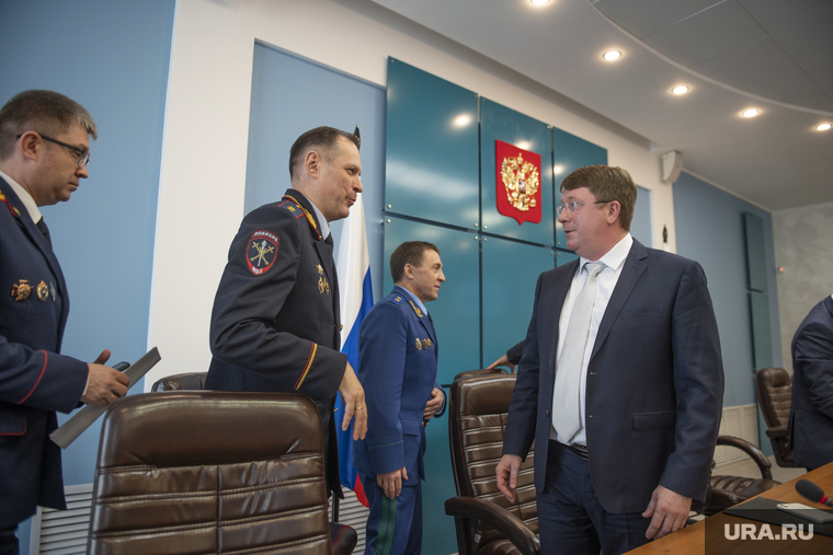 Силовики поздравляют Александра Суханкина