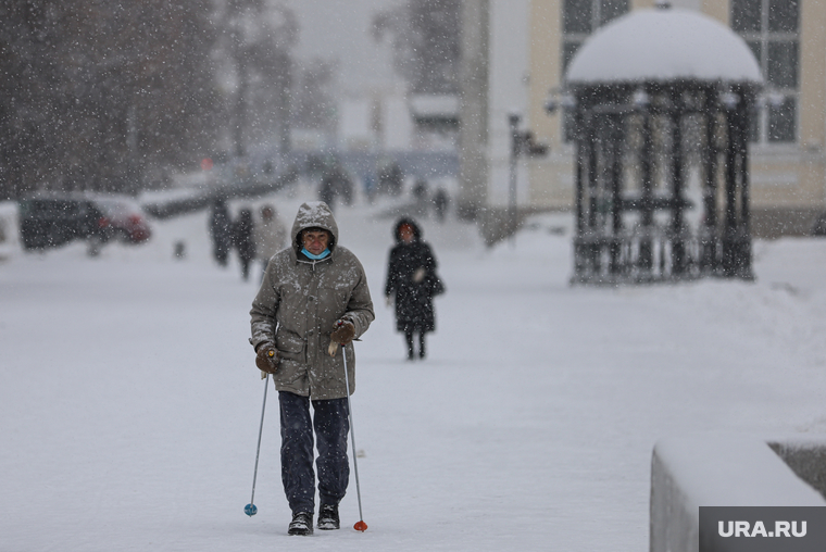 Виды города. Екатеринбург, снег, пенсионер, зима, скандинавская ходьба, снегопад