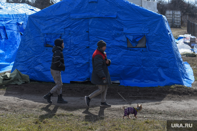 Беженцы из Мариуполя в Безыменном. ДНР, эвакуация, беженцы, пункт временного размещения, катастрофа, палаточный лагерь, гуманитарная