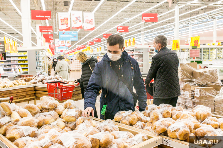 Гипермаркет "Ашан" во время пандемии. Тюмень, хлеб, выбор продуктов, покупатель в маске