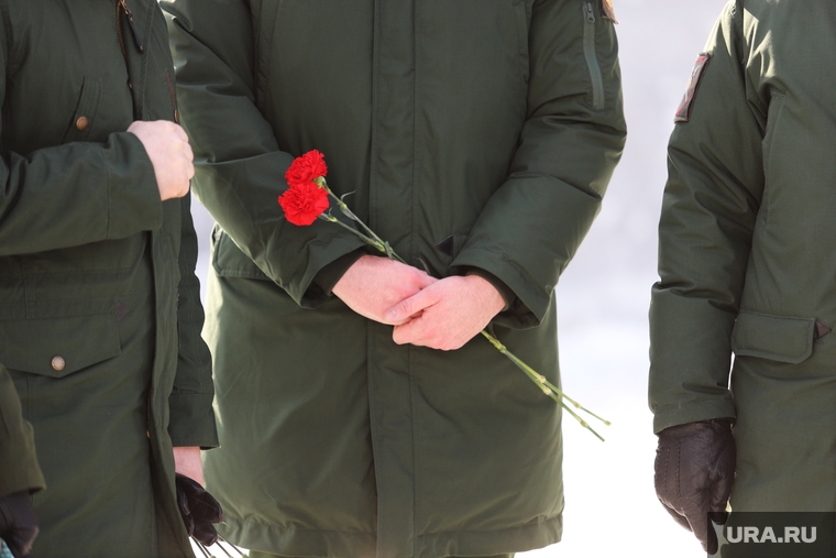 Акция «Защитим память героев» в честь 23 февраля. Курган, гвоздики, цветы, похороны