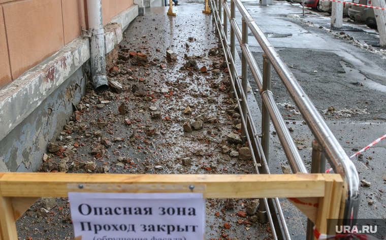 Обвалившийся фасад над приемной Единой России.
Курган., опасная зона, обрушение, реставрация, капитальный ремонт, ветхое жилье, кирпичи на пандусе, обвалившийся фасад
