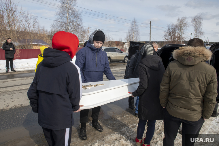 На похороны пришли и одноклассники Иры