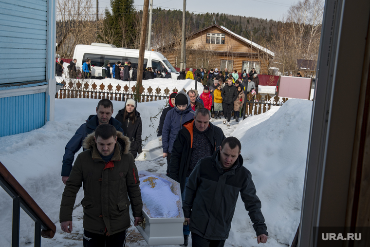 Прощание с погибшей школьницей. д.Полуденная, Юго Камский. Пермь