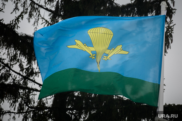Памятные мероприятия в Пскове ко дню 20-ти летия подвига 6 роты 104 гвардейского парашютно-десантного полка. Псков, флаг вдв