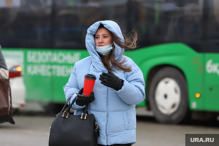 Люди в масках. Екатеринбург, девушка, маска, кофе на вынос, люди в масках, защитная маска, ветер, масочный режим, девушка в маске