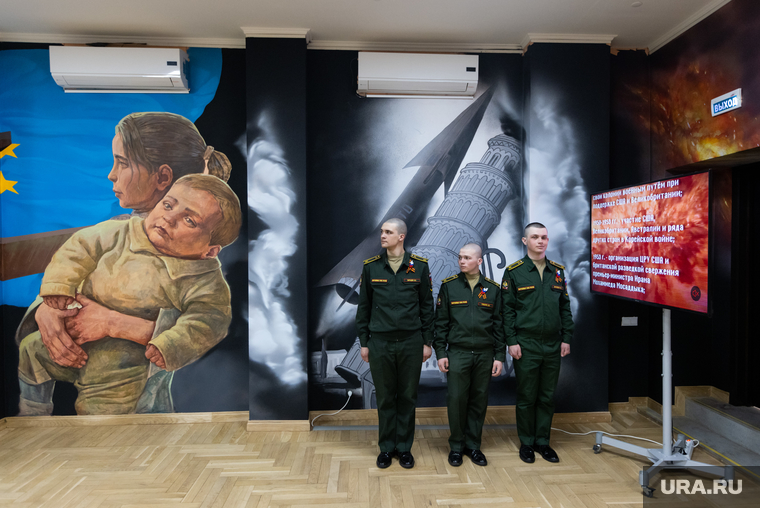 На слайдах демонстрировались этапы деятельности НАТО