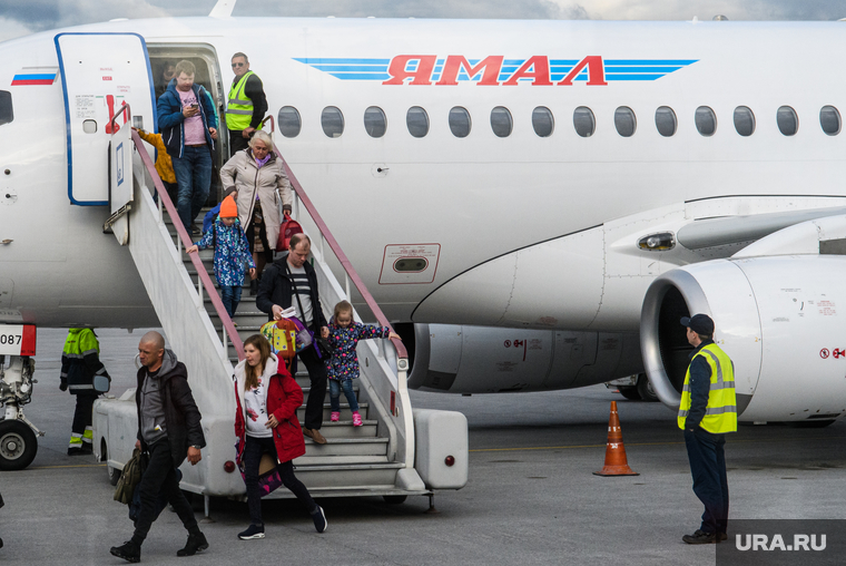 Суперджет авиакомпании "Ямал". Екатеринбург, авиакомпания ямал, трап, ssj100, суперджет
