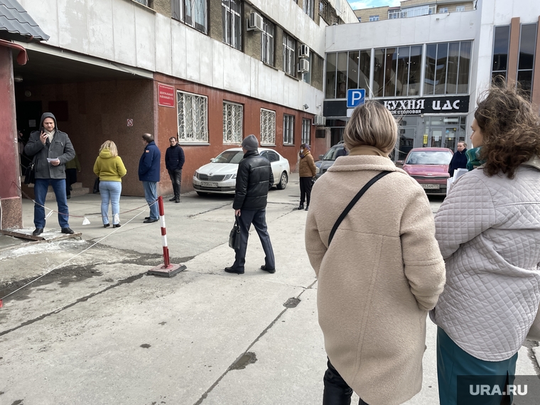Людей вывели из здания суда