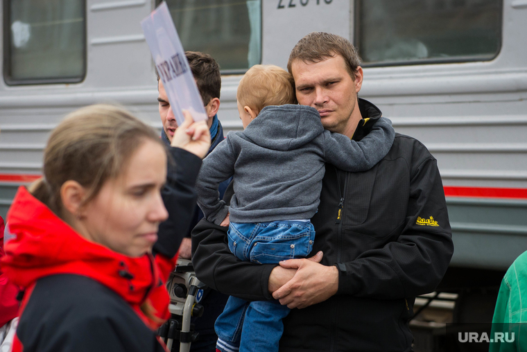 Беженцы с Украины на ЖД вокзале. Екатеринбург, отец с ребенком, беженцы