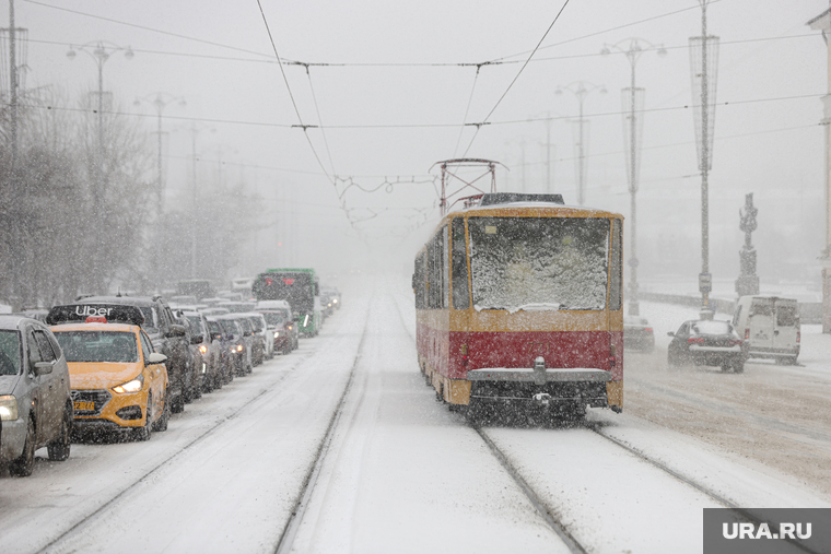 Первоапрельский снегопад. Екатеринбург, снег, зима, непогода, снегопад, осадки, трамвай