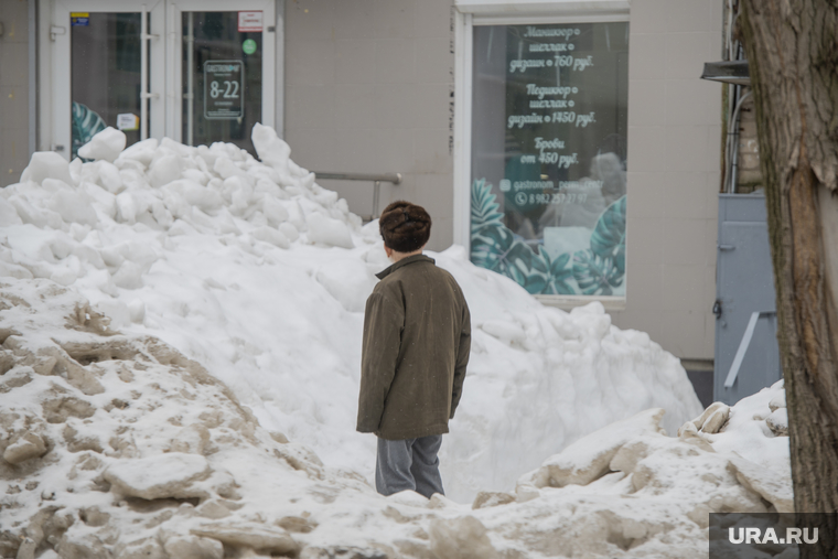 Городские картинки. Пермь зима, снег в городе, пенсионер у витрины