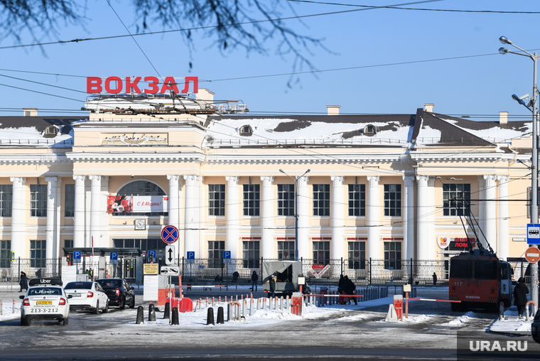 Виды Екатеринбурга, железнодорожный вокзал, автостоянка, жд вокзал екатеринбург, парковка перед жд