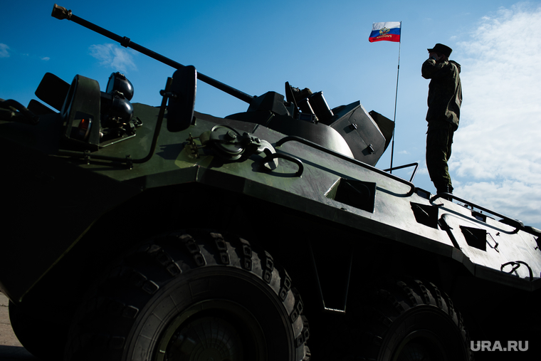 День танкиста на полигоне "Старатель". Свердловская область, Нижний Тагил , военная техника, танкист, триколор, флаг россии, танк, солдат