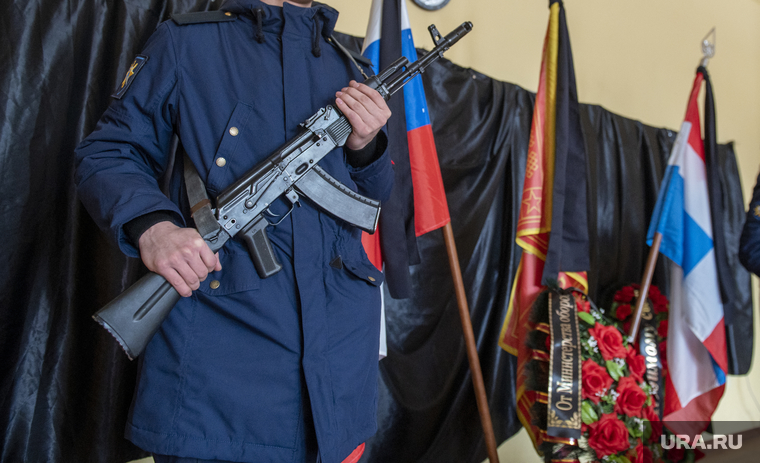Прощание с погибшим в СВО Михаилом Сальниковым. Дом офицеров. Пермь, погибший, прощание, почетный караул, военнослужащий, похороны, воинские почести