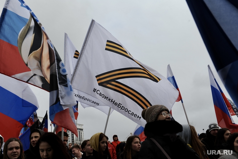 Проводить автомобили в дорогу до Ростовской области пришли жители города с флагами