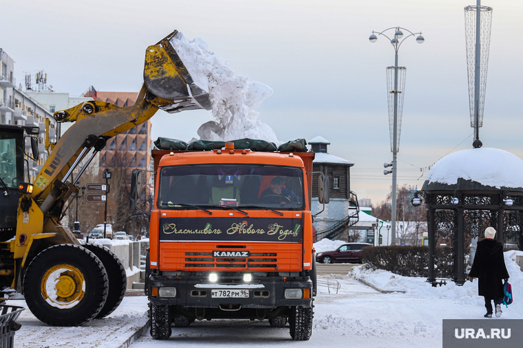 Уборка снега. Екатеринбург, уборка снега, зима, коммунальщики, снег в городе