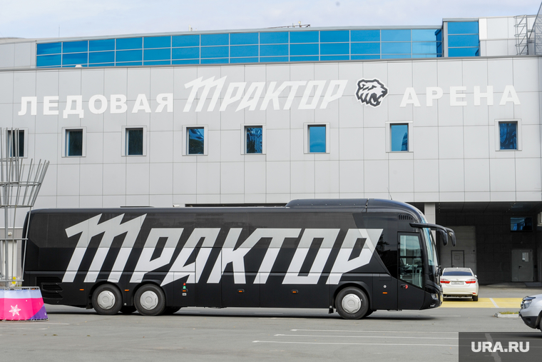 Алексей Текслер на осмотре новых экологичных автобусов. Челябинск, ледовая арена трактор, ла трактор