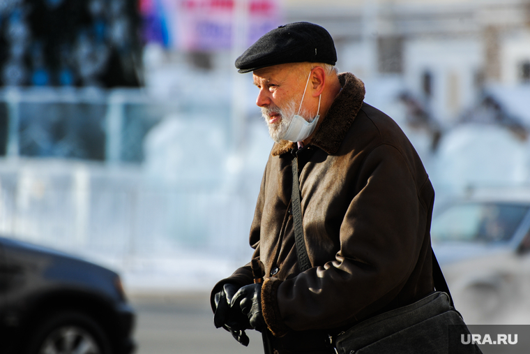 Городские зарисовки. Челябинск, снег, пенсионер, пешеход, зима, масочный режим