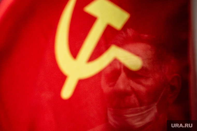 Коммунисты из КПРФ во подают обращение в администрацию президента. Москва, флаг ссср, коммунисты