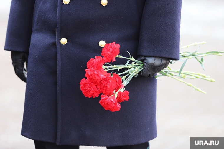 Акция «Защитим память героев» в честь 23 февраля. Курган, акция памяти, гвоздики, похороны, военная форма