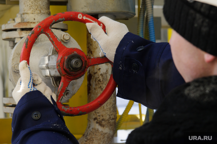 Отправка первой партии сжиженного природного газа автотранспортом из России в Казахстан. Екатеринбург, газ, вентиль, газпром трансгаз екатеринбург, комплекс по производству спг, экспорт