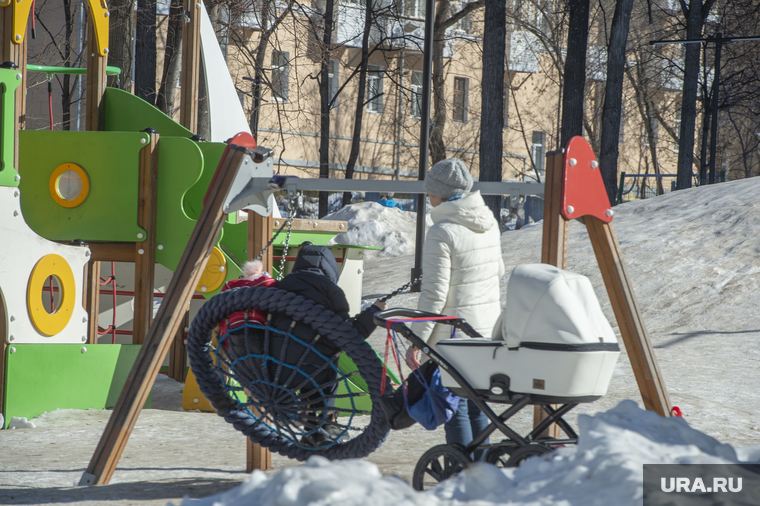 Виды зимнего города. Пермь, зима, детская площадка, семья на прогулке, детские качели