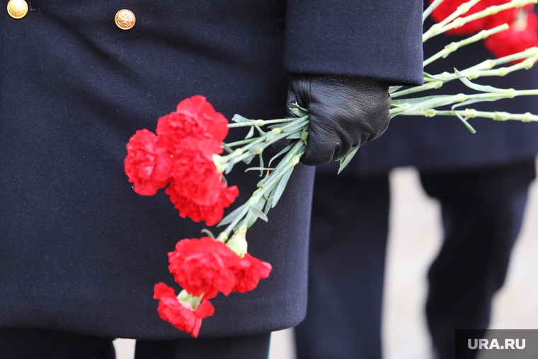 Акция «Защитим память героев» в честь 23 февраля. Курган, гвоздики, возложение цветов, похороны