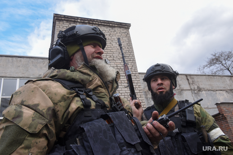 Работа чеченского добровольческого батальона Ахмат в Мариуполе. Украина, чеченцы, бронежилет, каска, боец, воин, армия, военные, донбасс, война, обмундирование, снаряжение, ахмат, солдат, сво, кадыровцы