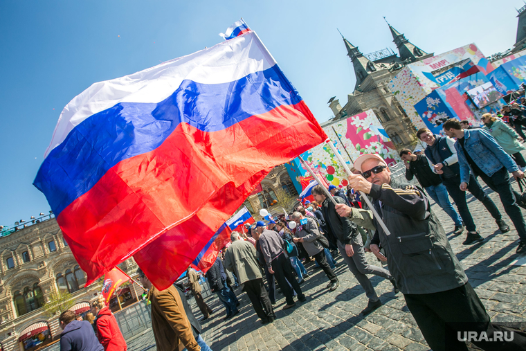 Первомайская демонстрация на Красной площади. Москва, 1 мая, флаг россии, праздник труда, первомай