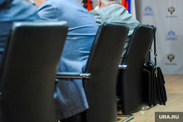 Презентация строительства новых спортивных объектов. Челябинск, чиновник, портфель