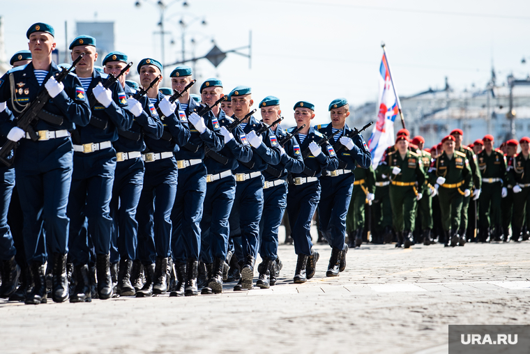 Генеральная репетиция военного парада, посвященного 76-ой годовщине Победы в Великой Отечественной войне. Екатеринбург, военнослужащие, репетиция парада, парадный строй, парадный расчет