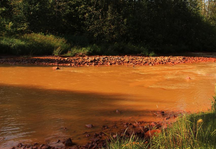 Загрязненные металлами и аммиаком воды вытекают из заброшенных шахт в Кизеле и попадают в реки