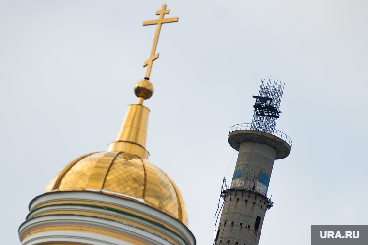 Крестный ход, посвященный Дню народного единства и празднику Казанской иконы Божией Матери. Екатеринбург, купол храма, телевышка, телебашня, крест, православный крест, недостроенная телевышка, недостроенная башня