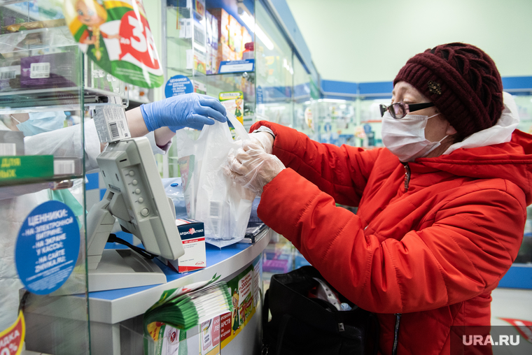 Доставка на дом продуктов питания и товаров первой необходимости социальными работниками. Екатеринбург, аптека, лекарства, здоровье, социальная помощь, карантин, медицинская маска, защитная маска, покупка, маска на лицо, медицинские препараты, коронавирус, социальный работник, covid