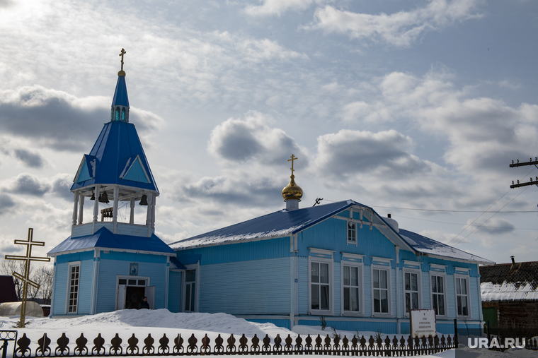 Прощание с погибшей школьницей. д.Полуденная, Юго Камский. Пермь, деревенский храм, юго камский