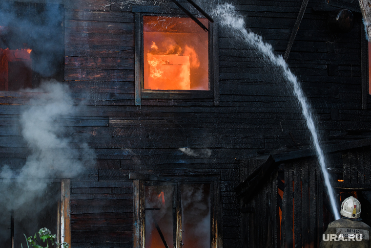 Пожар в деревянном доме по улице 8 марта. Екатеринбург, деревянный дом, пожар, огонь, тушение пожара
