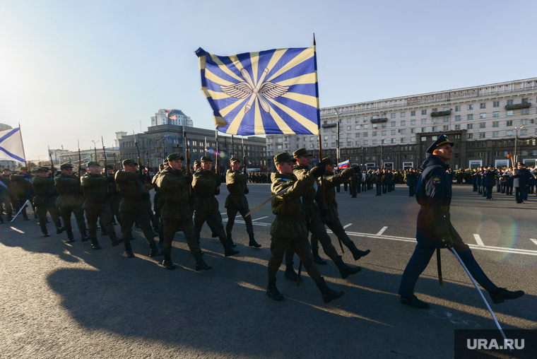 В параде примут участие более тысячи военных