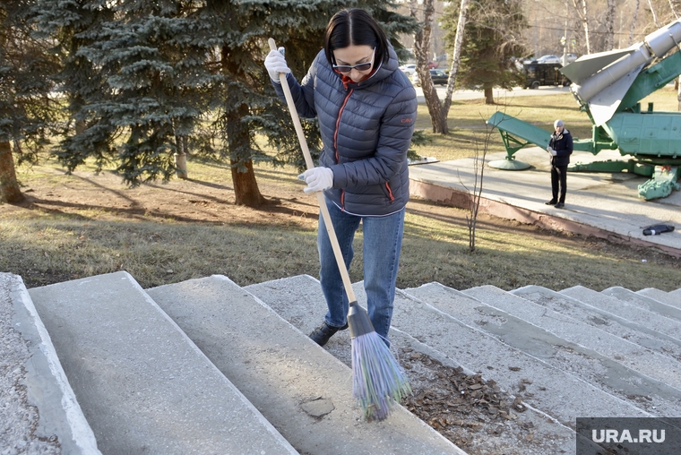 Наталья Котова помогла привести монумент «Память» в порядок