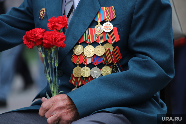Возложение цветов к мемориалу Вечного Огня в день памяти и скорби, в день начала ВОВ. Курган, ветеран, ветеран вов, медали и ордена