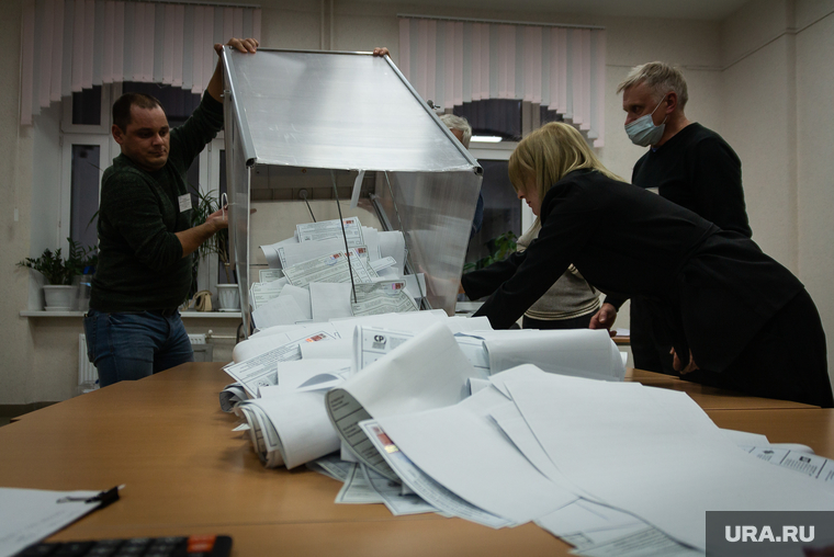 Выборы 2021. Подсчет бюллетеней после трехдневных выборов в Госдуму. Магнитогорск, избирательная урна